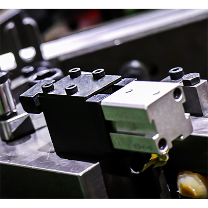  气压阀防撞装置