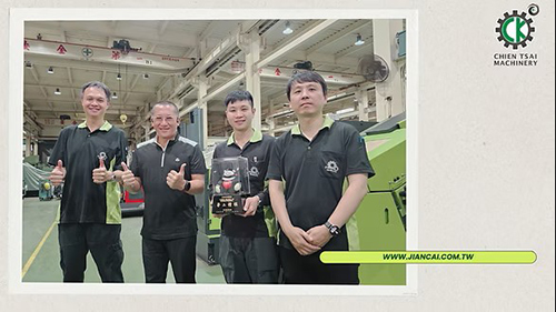 △与同事合影留念